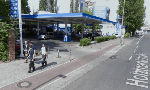Berlīne - arī iebrauktuves degvielas uzpildes stacijās tiek veidotas ar nepārtrauktām ietvēm, lai gājējiem būtu drošāk pārvietoties.