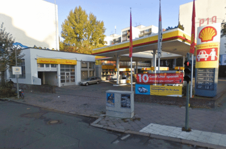 Berlīne - arī iebrauktuves degvielas uzpildes stacijās tiek veidotas ar nepārtrauktām ietvēm, lai gājējiem būtu drošāk  pārvietoties.