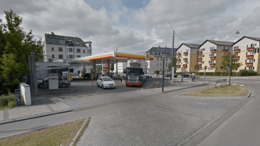 Kopenhāgena - arī iebrauktuves degvielas uzpildes stacijās tiek veidotas ar nepārtrauktām ietvēm, lai gājējiem būtu drošāk  pārvietoties.