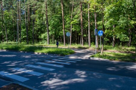 Ceļa sākums ir tieši aiz bīstama krustojuma, kura šķērsošana ar velosipēdu joprojām nav atrisināta.