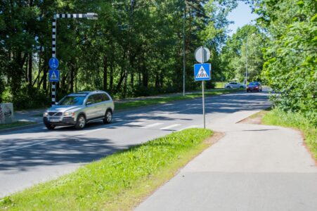 Diemžēl īsi pirms Brīvības gatves veloceļa Šmerļa ielas veloceļš būtībā beidzas - pretējā ielas pusē uz ietves uzstādīta ceļa zīme, savukārt esošajā pusē ceļš turpinās pa ļoti šauru ietvi.