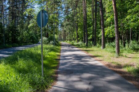 Turpinājumā ir no autosatiksmes nodalīts gluds un ērts kopīgs gājēju un velosipēdu ceļš.