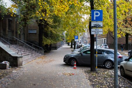 Stabu ielā pie Ceļu policijas saglabāts arhaisms - stāvvietas, kur jāuzbrauc uz ietves.