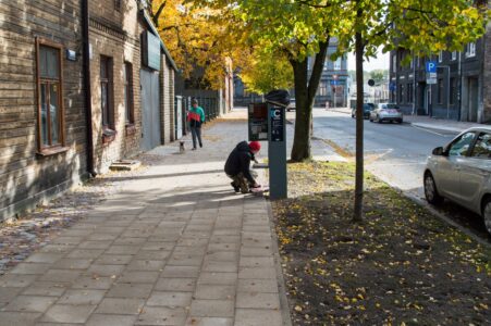 Autovadītājiem jāsamierinās arī ar jaunievedumu - stāvvietu maksas automātiem.