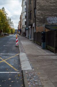 Pateicoties jaunā veida iebrauktuvēm, turpmāk gājējiem pārvietošanās pa ietvēm būs krietni ērtāka un drošāka.