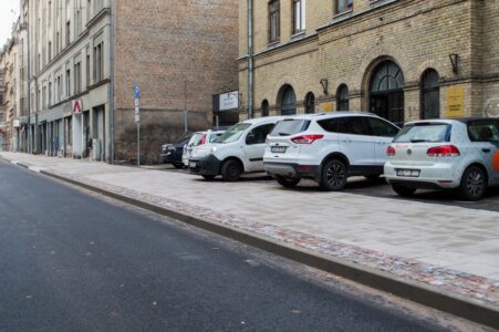 Vienā vietā uz stāvvietu jābrauc pa augsto apmali ar kantainajām malām.