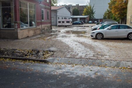 Savukārt iebrauktuve uz šo autostāvvietu acīmredzot nav veiksmīgākajā vietā.