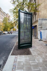 Reklāmas stends acīmredzami neietilpst ietves labiekārtojuma joslā.