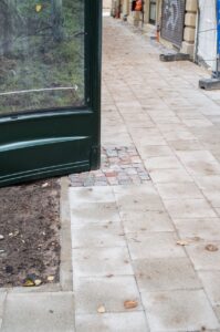 Tomēr tas tur ir atstāts, apbruģējot un sašaurinot ietvi par veseliem 80 centimetriem.