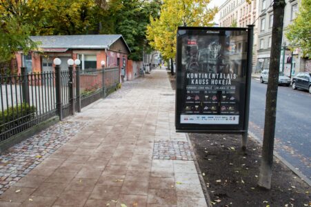 Arī šis stends īsti neietilpst ietves labiekārtojuma zonā, tādēļ piebruģēta daļa ietves efektīvās zonas.