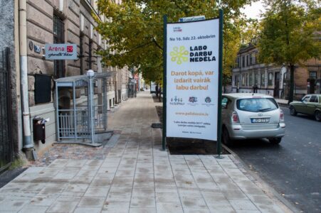 Šeit savukārt stends novietots pašā šaurākajā iespējamajā vietā - pie fasādes izvirzījuma.