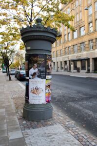 Citviet izvietoti pilsētvidē daudz iederīgāki, mazāka izmēra reklāmas stendi, kuri ietilptu arī iepriekšminētajās labiekārtojuma joslās.