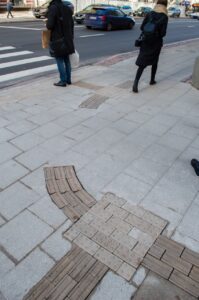 Brīvības ielā taktilās vadlīnijas (strīpainais bruģis) krustojumos nav savienotas.