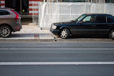 Brīvības ielā jau pa gabalu var pamanīt, ka autostāvvietā esošā tekne ir bojāta...