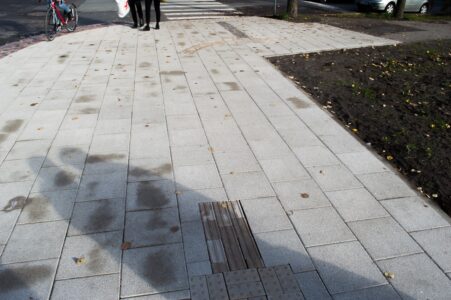 Brīvības ielā taktilās vadlīnijas (strīpainais bruģis) krustojumos nav savienotas.