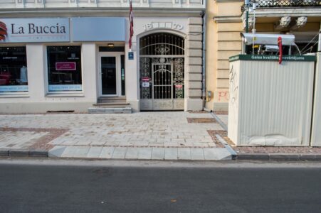 Pie kāda Brīvības ielas nama iebrauktuvi gan nebija nekādas jēgas izbūvēt, jo...