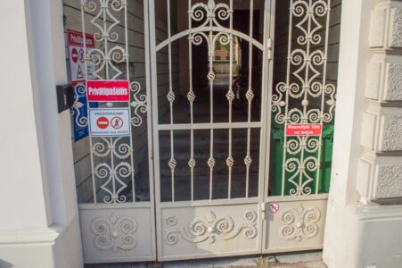 ...iebrauktuve patiesībā ir nama ieeja ar kāpnēm.