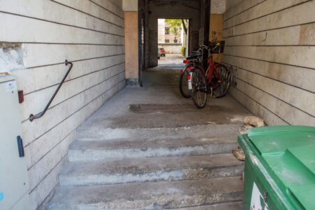 ...iebrauktuve patiesībā ir nama ieeja ar kāpnēm.