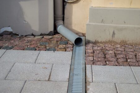 Vairākās vietās, lai ūdeni no caurules aizvadītu līdz teknei, piemontēta papildus caurule.