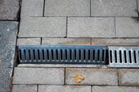 Šāda problēma diemžēl gadu gaitā piemeklēs lielāko daļu izbūvēto tekņu.