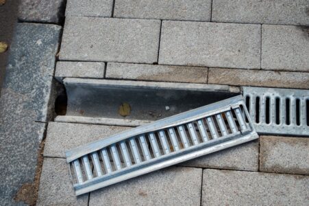 Kā redzams, teknes režģis no automašīnas svara ir salocīts.