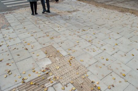 Brīvības ielā taktilās vadlīnijas (strīpainais bruģis) krustojumos nav savienotas.