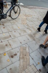 Brīvības ielā taktilās vadlīnijas (strīpainais bruģis) krustojumos nav savienotas.