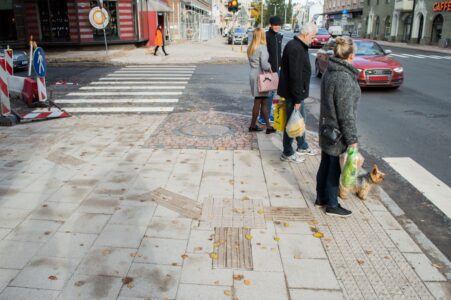 Brīvības ielā taktilās vadlīnijas (strīpainais bruģis) krustojumos nav savienotas.