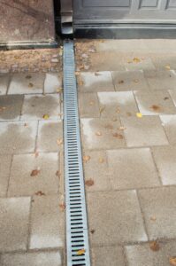 Arī vizuāli šīs, Brīvības ielā, izbūvētās teknes ir ļoti nepievilcīgas, jo izgatavotas no lētākā iespējamā materiāla.