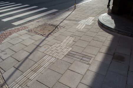 Brīvības ielā taktilās vadlīnijas (strīpainais bruģis) krustojumos nav savienotas.