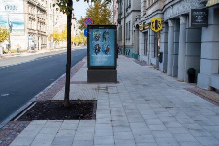 Šis stends ietilptu ietves labiekārtojuma joslā, to tikai ir nedaudz jāpārvieto.