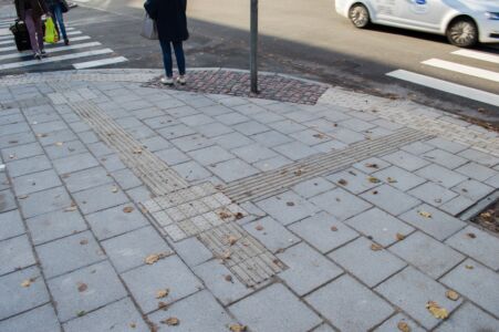 Citviet, Kr. Valdemāra ielā atrodami arī korekti izveidoti un nepārtraukti taktilo vadlīniju piemēri.