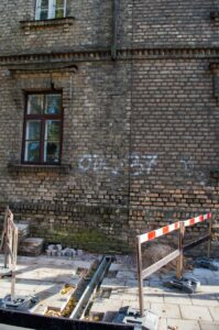 Savukārt šī tekne Kr. Valdemāra ielā diez vai kaut kad novadīs pa noteku tekošo lietusūdeni...