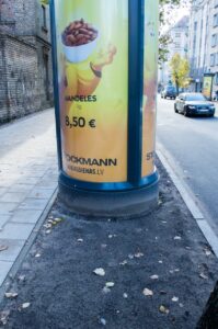 Citviet lielie stendi novietoti, netraucējot gājēju kustību.