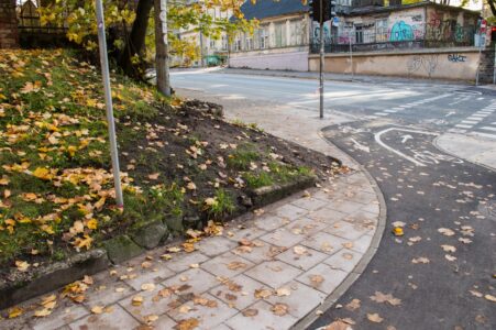 Vai tiešām nevarēja Norakt nedaudz zemes un noapaļot gājējiem paredzēto ceļa daļu?