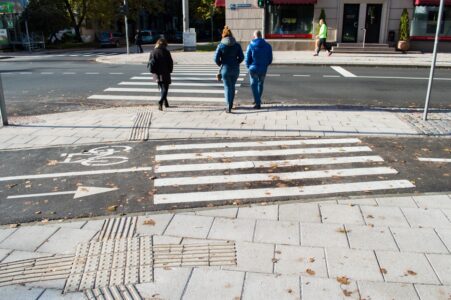 Tiesa, turpat arī atrodama taktilā vadlīnija, kas aicina neredzīgos šķērsot veloceļu ārpus gājēju pārejas.