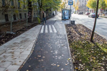 Vai tiešām nevarēja atvēlēt daļu ceļa gājējiem, lai nerastos nevajadzīgi konflikti? Ir visnotaļ skaidrs, ka gājēji turpinās iet taisni, nevis veikt mistiskus apkārtceļus.