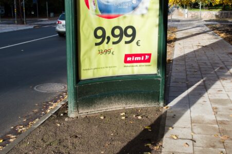 Citviet lielie stendi novietoti, netraucējot gājēju kustību.