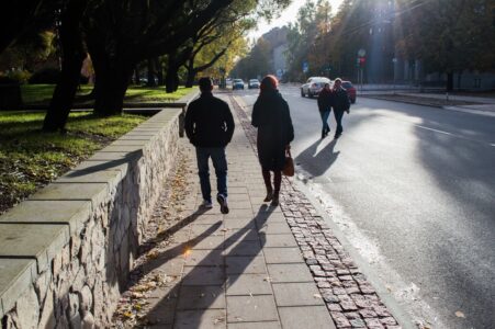 Caurmērā raupjais bruģis ieklāts ietves abās pusēs, kā tam būtu jābūt.