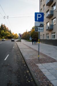 Citviet atkal stāvvieta ar augstajām apmalēm.