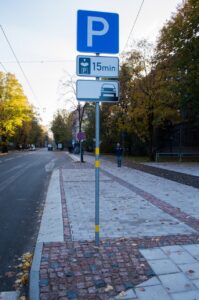 Savukārt citviet stāvvieta izveidota ar slīpām apmalēm.