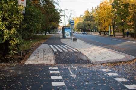 Arī šeit gājējiem jāšķērso gājēju pāreja un tālāk jācenšas apiet autobusa pietura pašā ietves vidū.
