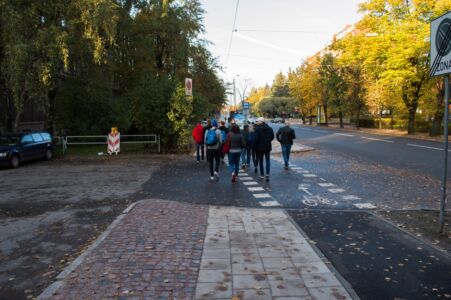 Tā kā veloceļš ir vienā līmenī ar gājējiem paredzēto ceļa daļu, viņi itin bieži pat nepamana, ka uzkāpuši uz veloceļa.