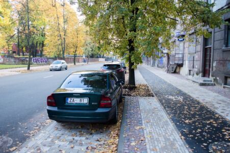 Bet turpat tālāk stāvvieta tāda, kādai tai vajadzētu būt - līmeni augstāk par brauktuvi un līmeni zemāk par ietvi. "Kabata"!