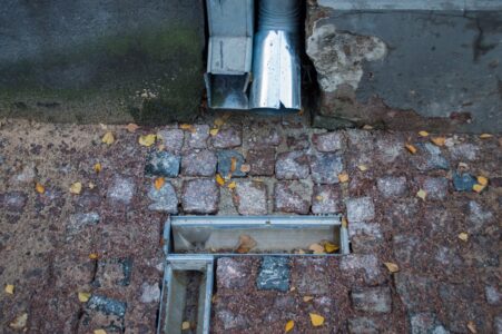 Visnotaļ interesants risinājums ūdens novadīšanai no divu māju notekcaurulēm.