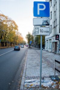 Turpinājumā atkal stāvvieta ar augsto apmali...