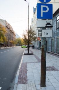 Toties turpinājumā kāds izdomājis apmales tomēr pazemināt un šeit ietves apmales ir brauktuves līmenī.