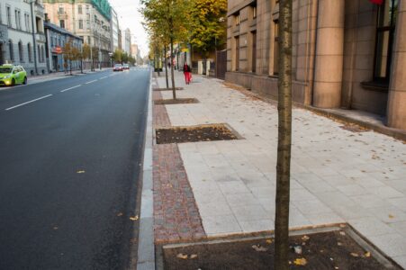 Savukārt pāra pusē tas ieklāts tikai gar pašu brauktuves malu.