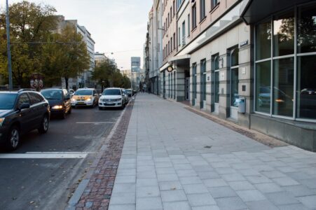 Noslēgumā vēl kāds labais piemērs - ietvi sašaurinošās autostāvvietu "kabatas" nu pārceltas uz brauktuvi, atdodot ietvi gājējiem.