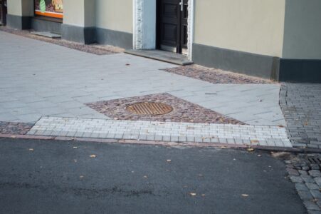 Citās vietās pirms gājēju pārejām taktilās vadlīnijas neviens pat nav centies ierīkot.